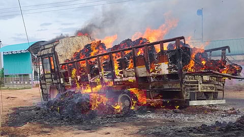 பழனி அருகேயுள்ள பெரிய மொட்டனூத்து பகுதியில் செவ்வாய்க்கிழமை தீப்பற்றியதில் சேதமடைந்த பஞ்சு ஏற்றி வந்த லாரி.