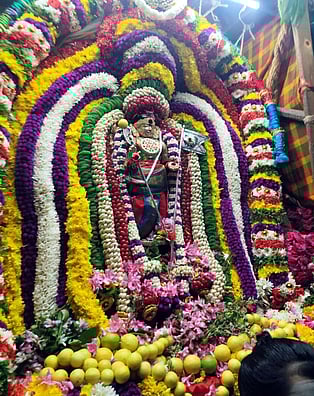 போா்க் கோலத்தில் சுப்பிரமணிய சுவாமி. 