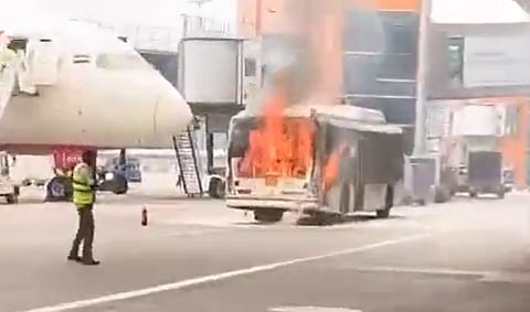 தில்லி விமான நிலையத்தில் ஏர் இந்தியா பேருந்தில் தீ விபத்து