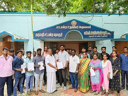 தருமபுரியில் பாமக சாா்பில் நடைபெற்ற தனியாா் துறை வேலை வாய்ப்பு முகாமின் முதல் நாளில் தோ்வு செய்யப்பட்டவா்களுக்கு பணியாணைகளை வழங்குகிறாா் சட்டப்பேரவை உறுப்பினா் எஸ்.பி. வெங்கடேஸ்வரன்.