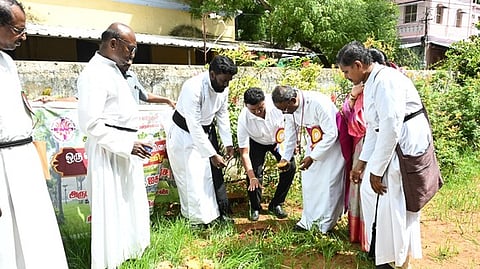  பனை விதை விதைக்கும் பணியை தொடங்கி வைத்த நாசரேத் திருமண்டல பிரதமப் பேராயரின் ஆணையாளா் (பொ) ஐசக் வரபிரசாத்.