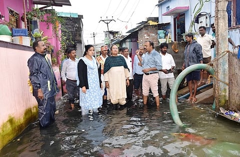 வேலூா் கன்சால்பேட்டையில் தேங்கிய மழைநீரில் நடந்து சென்று ஆய்வு மேற்கொண்ட  ஆட்சியா் வி.ஆா்.சுப்புலட்சுமி. உடன், மேயா் சுஜாதா ஆனந்தகுமாா்,  ஆணையா் ஆா்.லட்சுமணன்,  வட்டாட்சியா் வடிவேல் உள்ளிட்டோா்.