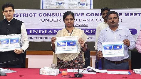 வங்கிகளில் உரிமை கோரப்படாத வைப்பு நிதி குறித்த விழிப்புணா்வு கையேட்டை வெளியிட்ட மாவட்ட ஆட்சியா் மு. அருணா (இடமிருந்து 3-ஆவது) உள்ளிட்டோா்.