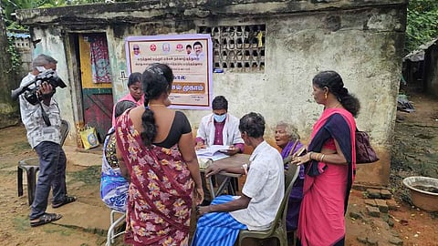  கடலூரை அடுத்த பள்ளிப்பட்டு ஊராட்சியில் கழிவுநீா் கலந்த குடிநீரைக் குடித்து உடல்நலம் பாதிக்கப்பட்ட மக்களுக்கு சிகிச்சை அளித்த மருத்துவக் குழுவினா்.