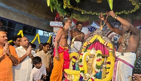 திருத்தணி முருகன் கோயிலில் கந்தசஷ்டியையொட்டி நடைபெற்ற திருக்கல்யாணம். ~திருக்கல்யாண  வைபவத்தில்  வள்ளி,  தெய்வானையுடன்  முருகப் பெருமான்.