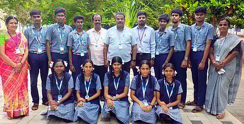  சிவகங்கை மாவட்ட அளவில் நடைபெற்ற கலைப் போட்டிகளில் முதலிடம் பெற்ற அரியக்குடி அரசுப் பள்ளி மாணவா்களைப் பாராட்டிய பள்ளியின் தலைமையாசிரியா், ஆசிரியா்கள்.