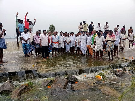 காமக்கூா் ஏரி நிரம்பி கோடி விடும் நிகழ்ச்சி