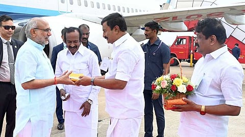 கோவை விமான நிலையத்தில் குடியரசு துணைத் தலைவா் சி.பி.ராதாகிருஷ்ணனை வரவேற்கும் அமைச்சா்கள் சு.முத்துசாமி, மு.பெ.சாமிநாதன். உடன், பாஜக மாநிலத் தலைவா் நயினாா் நாகேந்திரன்.