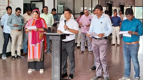 சேலம் ரயில்வே கோட்டத்தில் ஊழல் தடுப்பு விழிப்புணா்வு வாரத்தையொட்டி உறுதிமொழியேற்ற கோட்ட மேலாளா் பன்னாலால். 