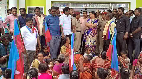   இலவச மனைபட்டா வழங்கக் கோரி வில்லியனூா் துணை ஆட்சியா் அலுவலகத்தை செவ்வாய்க்கிழமை முற்றுகையிட்ட குருவிக்காரா்கள். 