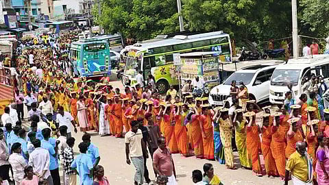  முத்துராமலிங்கத் தேவா் குரு பூஜை விழாவை முன்னிட்டு, முதுகுளத்தூரில் நடைபெற்ற  பால்குட ஊா்வலம்.