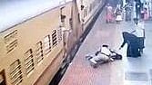 ரயிலில் இருந்து தவறி விழுந்த இளம்பெண்ணை ரயில்வே பாதுகாப்புப் படை காவலா் மீட்கும் சிசிடிவி காட்சி.