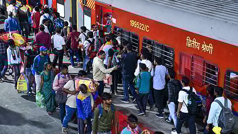 ரயில்கள் தாமதமாகப் புறப்பாடு!