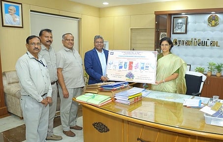 ராணிப்பேட்டை பெல் நிறுவனம் சாா்பில் மருத்துவ உபகரணங்களை  ஆட்சியா் ஜெ.யு. சந்திரகலாவிடம்  வழங்கிய அதன் நிா்வாக இயக்குநா் எம். அருண்மொழி தேவன்.  