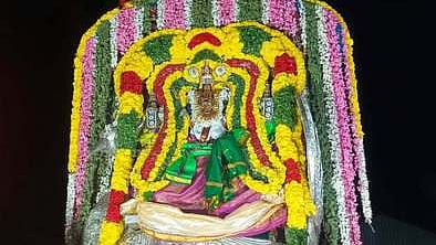  மயிலாடுதுறை மாயூரநாதா் கோயிலில் சூரனை சம்ஹாரம் செய்த பின்னா் வீதியுலா சென்ற சுப்பிரமணியசுவாமி. 