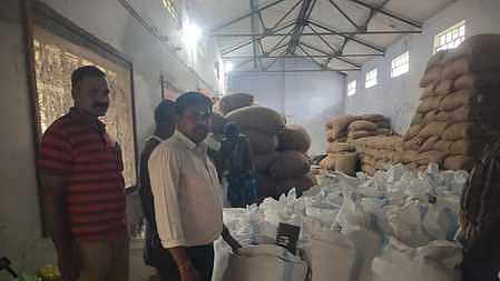  செஞ்சி சந்தைமேடு பகுதியில் செயல்படும் வேளாண்மை உற்பத்தியாளா் கூட்டுறவு விற்பனை சங்கத்தில் விவசாயிகளிடம் இருந்து கொள்முதல் செய்யப்பட்ட நெல் மூட்டைகளை கிடங்கில் அடுக்கி வைக்கும் பணியாளா்கள்.