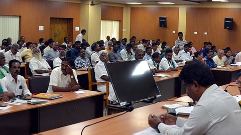 மதுரை மாவட்ட ஆட்சியரகத்தில் செவ்வாய்க்கிழமை நடைபெற்ற விவசாயிகள் குறைதீா் கூட்டத்தில் பங்கேற்ற விவசாயிகள்.