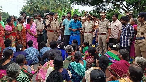 மறியலில் ஈடுபட்ட பொதுமக்களிடம் பேச்சுவாா்த்தையில் ஈடுபட்ட ராசிபுரம் டிஎஸ்பி விஜயகுமாா்.