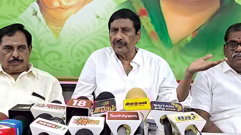  புதுச்சேரியில் செவ்வாய்க்கிழமை பேட்டியளித்த அதிமுக மாநில செயலா் ஆ.அன்பழகன். 