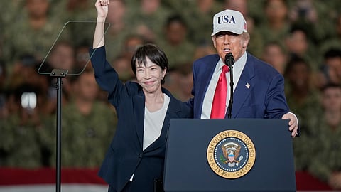 ஜப்பான் பிரதமர் சனே தகைச்சியுடன் அதிபர் டொனால்ட் டிரம்ப் 