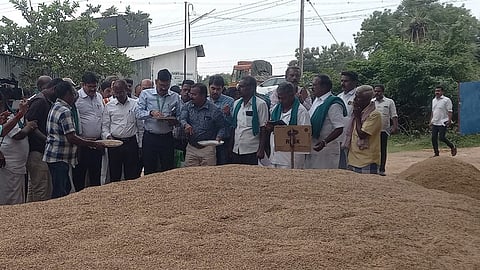 நீடாமங்கலம் அருகேயுள்ள கோவில்வெண்ணி அரசு நேரடி நெல் கொள்முதல் நிலையத்தில் நெல்லின் ஈரப்பதம் குறித்து ஆய்வு செய்த மத்தியக் குழுவினர். 