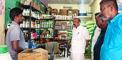 சேத்தூா் பகுதி உரக்கடையில் ஆய்வு செய்த சட்டப்பேரவை  நியமன உறுப்பினா் ஜி.என்.எஸ். ராஜசேகரன். 