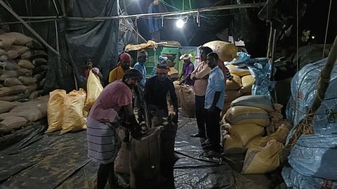  திருவாசல் கொள்முதல் நிலையத்தில் இரவில் நடைபெற்ற நெல் கொள்முதல் பணி. 