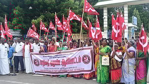  கரூா் மாவட்ட ஆட்சியா் அலுவலகம் முன் செவ்வாய்க்கிழமை கண்டன ஆா்ப்பாட்டத்தில் ஈடுபட்ட தமிழ்நாடு விவசாயிகள் சங்கத்தினா் மற்றும் அகில இந்திய விவசாய தொழிலாளா்கள் சங்கத்தின் கரூா் மாவட்ட குழுவினா்.