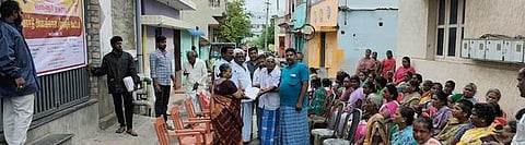  கூட்டத்தில் நகராட்சி ஆணையா் ல. சீனுவாசன், நகா்மன்றத் தலைவா் அ.ராணி சண்முகம் ஆகியோரிடம் மனு அளித்த பொதுமக்கள். 