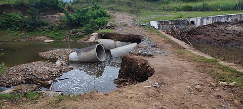 ஆசனூரில்  பெய்த  கனமழையால்  சேதமடைந்த  தரைப்பாலம்.