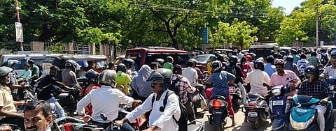 சாலை விபத்தில் இளைஞா் உயிரிழப்பு 