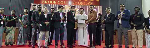 முதலாம் ஆண்டு மாணவா் சோ்க்கையை தொடங்கிவைத்த ஈரோடு சட்டக் கல்லூரியின் தலைவரும், தனியாா் சட்டக் கல்லூரிகள் கூட்டமைப்புத் தலைவருமான சிந்து ரவிச்சந்திரன்.