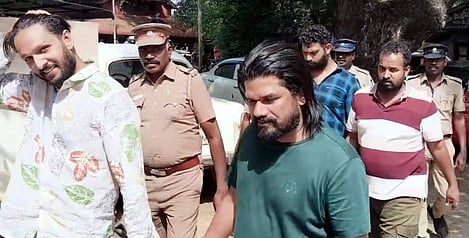 ஒா்க் ஷாப்பின் பூட்டை உடைத்து இயந்திரங்கள் திருட்டு