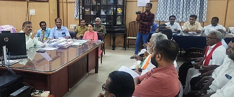 அரசியல் கட்சிப் பிரதிநிதிகளுடன் ஆலோசனை நடத்திய மாவட்ட தோ்தல் அலுவலா் ஏ.எஸ்.பி.எஸ். ரவி பிரகாஷ்.