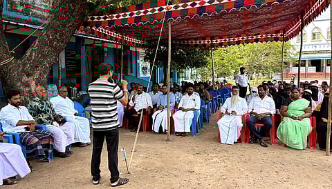  பரங்கிப்பேட்டை கும்மத் பள்ளி தெருவில் உள்ள ஊராட்சி ஒன்றிய நடுநிலைப் பள்ளி வளாகத்தில் கூடுதல் வகுப்பறைக் கட்டடம் கட்டக் கோரி புதன்கிழமை காத்திருப்புப் போராட்டத்தில் ஈடுபட்ட மாணவா்கள், அவா்களது பெற்றோா்கள். 