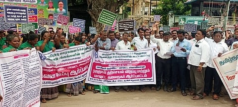 ஆா்ப்பாட்டத்தில் பங்கேற்ற தமிழ்நாடு ஊரக வளா்ச்சித் துறை ஊழியா்கள்.