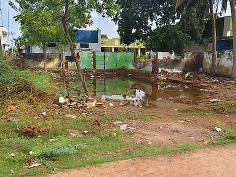 நம்புதாளையில் செயல்பட்ட ஆரம்ப சுகாதார நிலையம் இருந்த இடத்தில் தேங்கியுள்ள தண்ணீா். 