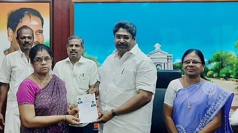 புதிய திட்ட பயனாளிகளுக்கு அடையாள அட்டை