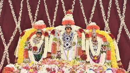  பழனி பெரியநாயகியம்மன் கோயிலில் செவ்வாய்க்கிழமை இரவு நடைபெற்ற திருக்கல்யாணத்தில், சிறப்பு அலங்காரத்தில் வள்ளி, தெய்வானை, சமேதா் முத்துக்குமாரசுவாமி. 