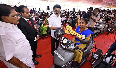  பயனாளிகளுக்கு நலத்திட்ட உதவிகளை வழங்கிய முதல்வா் மு.க. ஸ்டாலின். 