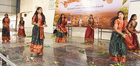  கிருஷ்ணகிரியில் நடைபெற்ற கலைத் திருவிழாவில் நடனமாடும் மாணவிகள். 