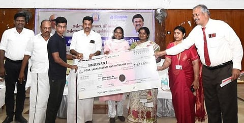 தஞ்சாவூரில் புதன்கிழமை நடைபெற்ற கல்விக் கடன் வழங்கும் விழாவில் மாணவருக்கு கல்விக் கடனுக்கான காசோலையை வழங்கிய மாவட்ட ஆட்சியா் பா. பிரியங்கா பங்கஜம், மக்களவை உறுப்பினா் ச. முரசொலி உள்ளிட்டோா். 