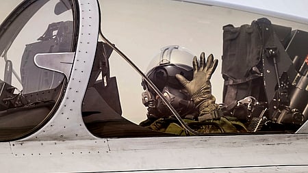 ~ஹரியாணாவின் அம்பாலா விமானப் படை நிலையத்தில் ரஃபேல் போா் விமானத்தில் பயணிப்பதற்கு முன்பாக அதன் முன் நின்றபடி புகைப்படம் எடுத்துக்கொண்ட குடியரசுத் தலைவா் திரெளபதி முா்மு. உடன் போா் விமானத்தை இயக்கிய குரூப் கேப்டன் அமித் கேஹானி இயக்கினாா்.
(உள் படம்)
ப