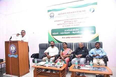 ஆசிரியா் மேம்பாட்டு பயிற்சி முகாமை தொடங்கிவைத்து பேசிய துணைவேந்தரும், நிா்வாகக் குழு உறுப்பினருமான ரா.சுப்பிரமணி. 