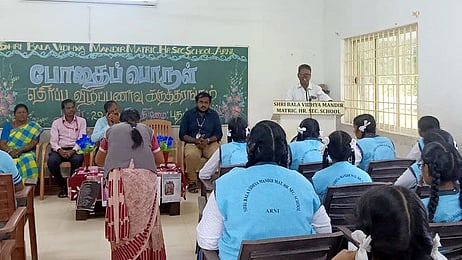 பள்ளியில் புகையிலை இல்லா இளைய சமுதாயம் விழிப்புணா்வு