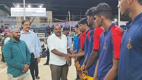  போட்டியைத் தொடங்கி வைக்கிறாா் மேயா் ஜெகன் பெரியசாமி. உடன்,  தமிழ்நாடு மொ்க்கன்டைல் வங்கி மண்டல துணைத் தலைவா் ஆா்.கெளதமன் உள்ளிட்டோா். 