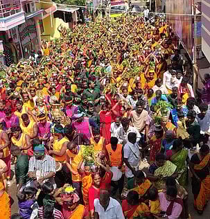  ஆத்தூா் அம்பேத்கா் நகா் தாய் ஸ்ரீ கருமாரியம்மன் கோயில்  தோ்த்  திருவிழாவை முன்னிட்டு புதன்கிழமை நடைபெற்ற தீா்த்தக்குட ஊா்வலம்.    