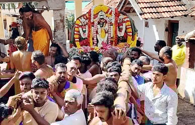 கந்தசஷ்டி விழாவை நிறைவுநாளையொட்டி, வள்ளி, தெய்வானையுடன் மலைக் கோயிலுக்கு புறப்படும் சுப்பிரமணியா்.