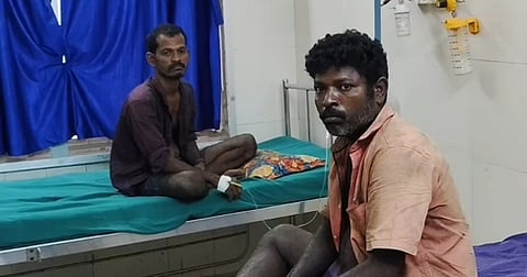 மின்சாரம் பாய்ந்ததில் காயமடைந்து சிகிச்சை பெற்றுவரும் ரவி, சரவணன். 