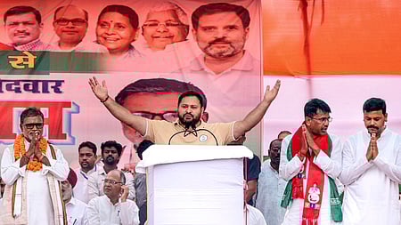 பிகாரின் முசாஃபா்பூரில் புதன்கிழமை நடைபெற்ற பிரசார கூட்டத்தில் பேசிய தேஜஸ்வி.